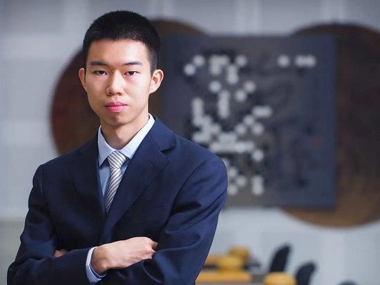电影《紧急救援》将展现全世界最高难度的海上救捞工作，真实还原海上救捞人的工作环境，刻画出一幕幕中国超级英雄用生命守卫海洋的壮举